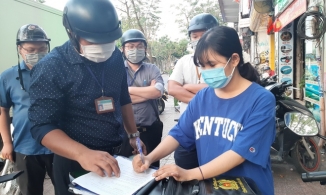 TP.HCM: Ngồi nhậu vỉa hè không đeo khẩu trang, 3 người bị phạt 6 triệu đồng