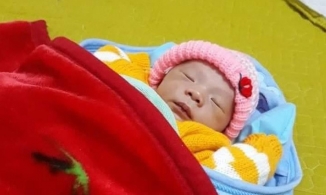 Bé trai 2 ngày tuổi được phát hiện bỏ rơi trong bao ni lông