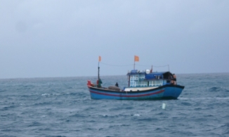 Nhảy xuống biển cứu bạn, sóng cuốn mất tích cả hai