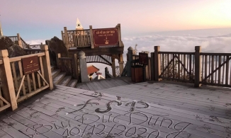 'Nóc nhà Đông Dương' Fansipan lại phủ trắng sương muối như tuyết