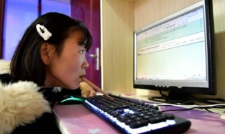 Nghị lực phi thường của cô gái tật nguyền dùng miệng viết 12 cuốn tiểu thuyết