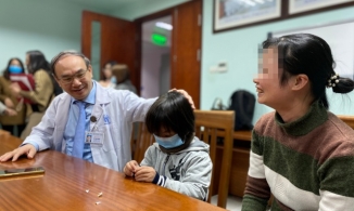 Cô bé 9 tuổi chỉ cao bằng trẻ 2 tuổi lớn nhanh như thổi nhờ tiêm hormone