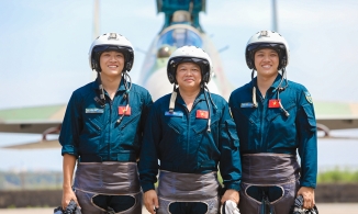 Ngoại hình 'nam thần' của cặp anh em song sinh là phi công quân sự Việt Nam