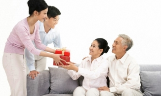 Chồng có thể bị ngồi tù từ 6 tháng tới 3 năm nếu cấm vợ về nhà đẻ ăn Tết