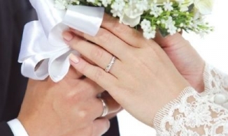 Cô dâu đeo nhẫn cưới tay trái hay tay phải?