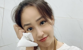 Mai Phương Thúy vô tư khoe ảnh tạo dáng trong toilet tay cầm giấy vệ sinh