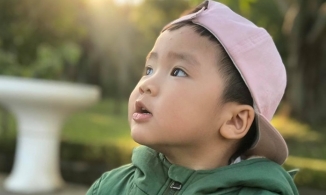 Sinh ra trong nhung lụa, bé trai 3 tuổi thích đi nhặt rác ở các cây ATM