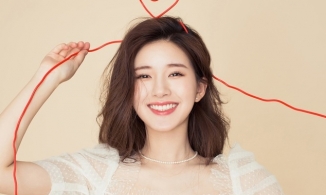 Triệu Lộ Tư đầu tóc rối bù và mặt mộc nhưng nhan sắc không gây thất vọng