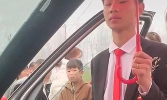 Thái độ gây sốt MXH của chú rể khi cô dâu ngồi lì trong xe cưới đếm tiền