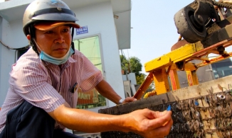 Bác xe ôm 15 năm miệt mài dùng xe tự chế đi hút đinh dọc quốc lộ để người miền Tây về quê bình an