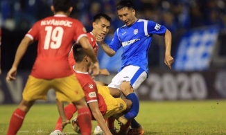 Vợ tiền vệ Nguyễn Hải Huy bày tỏ đau đớn khi Đỗ Hùng Dũng khóc trên sân