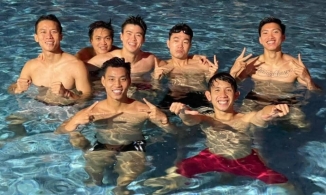 Cầu thủ ĐT Việt Nam thoải mái thư giãn, khoe cơ bắp trước trận quyết đấu UAE