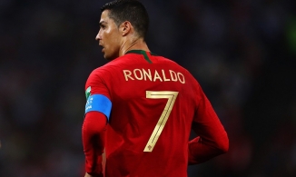 'Cầu thủ trẻ tuổi 36' Cristiano Ronaldo trở thành người ghi bàn vĩ đại nhất ở cấp độ đội tuyển