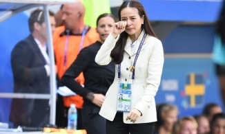 Nualphan Lamsam - Nữ trưởng đoàn bóng đá Thái Lan dòng dõi trâm anh thế phiệt, khí chất rạng ngời