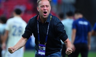 HLV Mano Polking của ĐT Thái Lan khó chịu vị bị tấn công trên Facebook