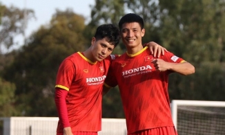 Cặp đôi vàng Đình Trọng và Tiến Dũng 'tình tứ' trên sân tập cho trận Việt Nam gặp Australia