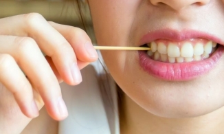 Những tác hại khôn lường của việc xỉa răng bằng tăm tre