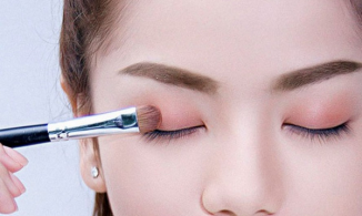 Top 4 phấn mắt giúp biến hóa mọi phong cách
