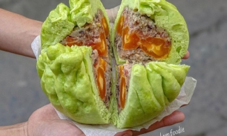 Chiếc bánh bao 8 trứng muối với sắc xanh và tím thu hút thực khách ở TP.HCM