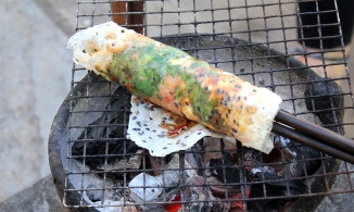 Xe bánh tráng nướng mắm ruốc cứ mở hàng là nườm nượp khách ở quận 10