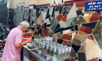 Xe cà phê phin 'sống' cùng Sài Gòn hơn một phần tư thập kỉ