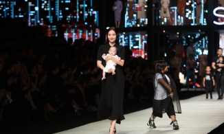 NINH DƯƠNG LAN NGỌC, LÊ THÚY, LÊ XUÂN TIỀN… BẾ CON NUÔI ĐỖ MẠNH CƯỜNG LÊN SÀN CATWALK
