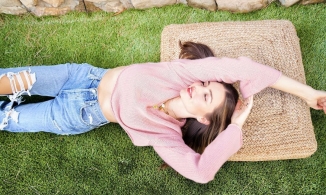 Hack tuổi như Miranda Kerr: Chỉ kết hợp quần jeans với 3 mẫu áo này