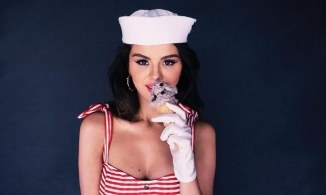 Selena Gomez quyến rũ với váy xẻ ngực sâu