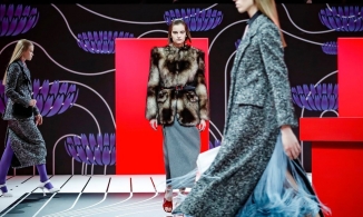 Dolce&Gabbana, Prada, Moschino trình diễn BST Thu - Đông 2021