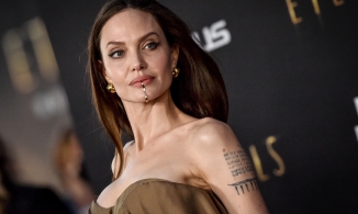 Angelina Jolie đeo phụ kiện trang sức môi ấn tượng ra mắt phim 'Eternals'