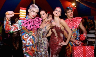 Nhìn lại BST Resort 2019 Moschino: Gánh xiếc thời trang nhất mọi thời đại