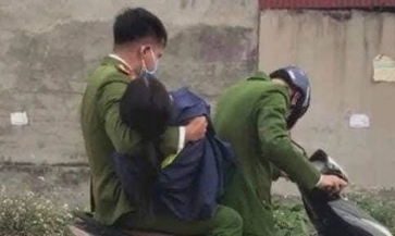 Hình ảnh chiến sĩ bế nữ cán bộ y tế ngất xỉu đi cấp cứu gây xúc động