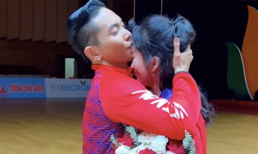 Phan Hiển rời bạn nhảy đến ôm chầm Khánh Thi khi giành 3 HCV SEA Games, liên tục hôn vợ