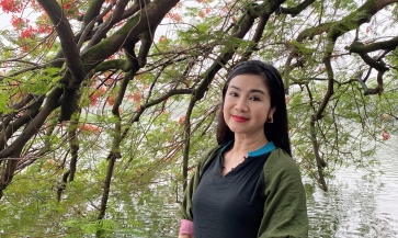NSND Thu Hà mặc áo dài dạo Bờ Hồ giữa mùa đông tháng 5, nhan sắc nền nã tuổi 53