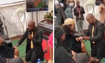 Người đàn ông cầu hôn bạn gái ngay trong tang lễ của bố người yêu