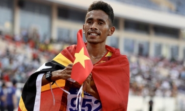 VĐV Timor Leste tìm cờ Việt Nam để hôn ăn mừng HCB SEA Games 31, tri ân khán giả chủ nhà đã cổ vũ 