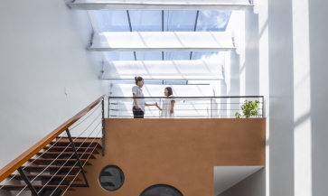 Ngôi nhà trên cao nguyên Bảo Lộc với hệ lam thép ấn tượng, tạo 'nhịp điệu ánh sáng' cho không gian