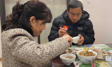 Hình ảnh HLV Mai Đức Chung ngồi ăn cơm với vợ gây xúc động