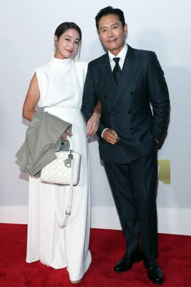 Vợ chồng Lee Byung Hun và Lee Min Jung hiếm hoi xuất hiện cùng nhau tại Bảo  tàng điện ảnh Mỹ