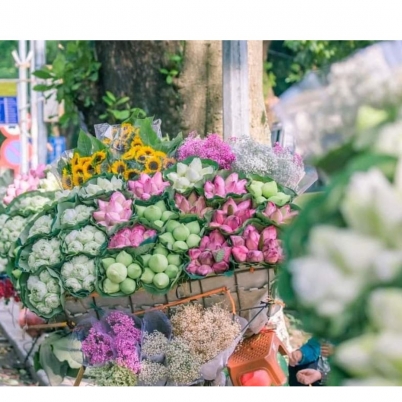 Giới trẻ chen chân chụp ảnh đón thu trên phố Hà Nội