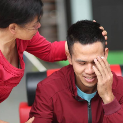 Đừng để người hùng phải “ngộp thở” vì những lời tôn vinh đổi thành hiện kim