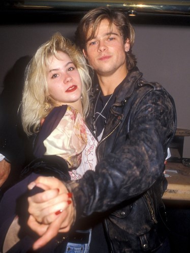 Năm 1989, Brad Pitt hẹn hò với nữ diễn viên Christina Applegate. Vào thời điểm đó, Applegate chỉ mới 18 tuổi và Pitt đã 25. Nhưng cuộc tình của họ chỉ kéo dài chóng vánh ngay tại lễ trao giải MTV Movie Awards năm đó ở Los Angeles, California, khi cặp đôi dù đến cùng nhau nhưng sau đó lại ra về với người khác. 