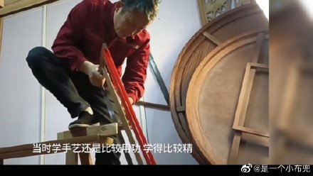 Dù đã trở thành một tay thợ mộc giàu kinh nghiệm, thế nhưng ông Ngô luôn cảm thấy tri thức vẫn là thứ cần thiết để học hỏi để nâng cao trình độ và tay nghề.