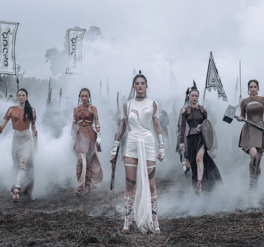 MV 'Đôi mi em đang u sầu' của Đông Nhi: Chuyện tình 'ngược tâm' và màn 'báo thù' mãn nhãn