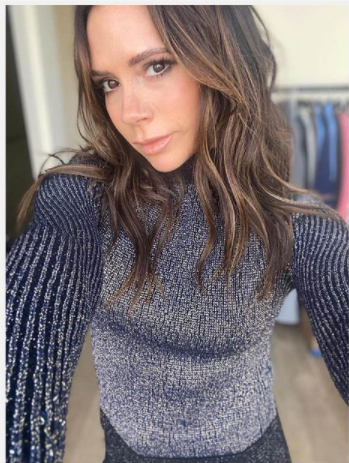 Bà xã David Beckham diện chiếc sweater cùng lối makeup tông màu nude đơn giản, tươi trẻ trên bức hình selfile.