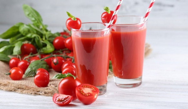 Thưởng thức một cốc sinh tố cà chua vào mỗi bữa sáng và trong bữa ăn phụ.