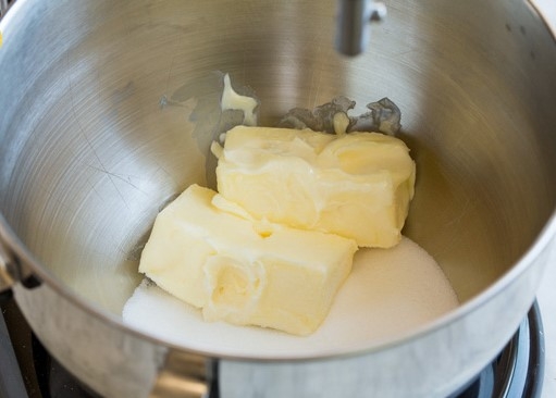 Tán nhuyễn bơ, trứng và đường.