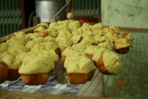 Bánh nên được hong khô trước khi bảo quản trong túi nilong.