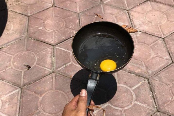 Nóng 42 độ thì có ngay món trứng một nắng lòng đào.