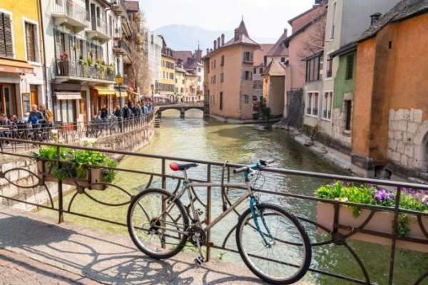Thuê xe đạp để cảm nhận không khí yên bình của Annecy.